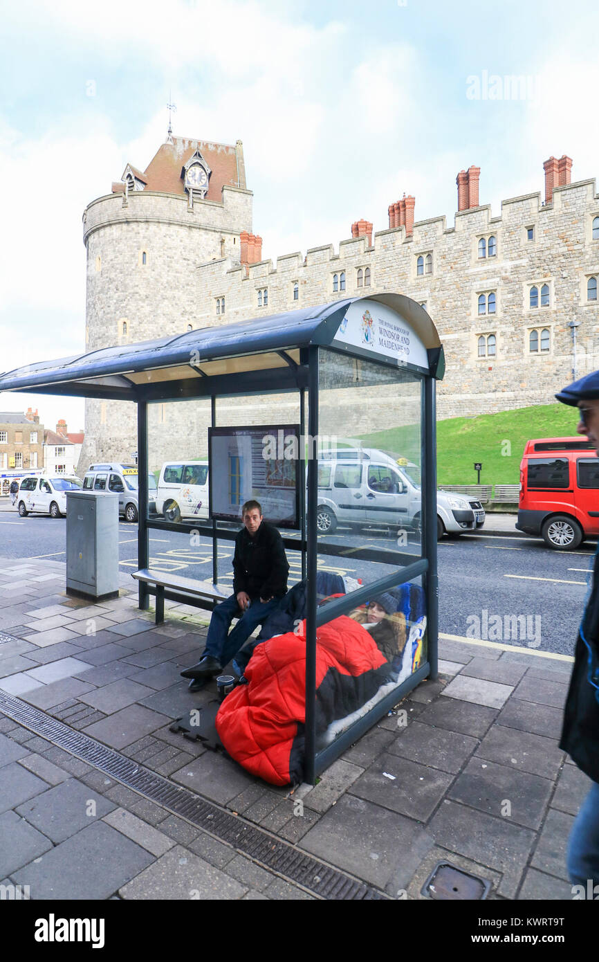 Windsor Berkshire.5 gennaio 2018. Una persona senza dimora dorme sotto un riparo di autobus di fronte al Castello di Windsor. Una proposta dal Consiglio di Windsor leader Simon Dudley per cancellare i senzatetto e ruvide traversine da Windsor prima del Royal Wedding dove il principe Harry è dovuto sposare Meghan Markle il 19 maggio ha provocato polemiche Foto Stock