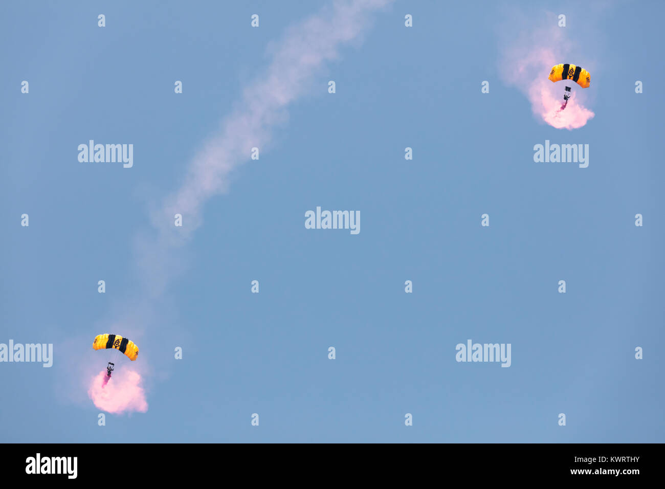 Stati Uniti d'America, Chicago - 19 agosto: Sky dives U.S. Army Parachute Team Golden Cavalieri eseguire presso il Chicago aria e acqua mostra il 19 agosto, 2017 Foto Stock