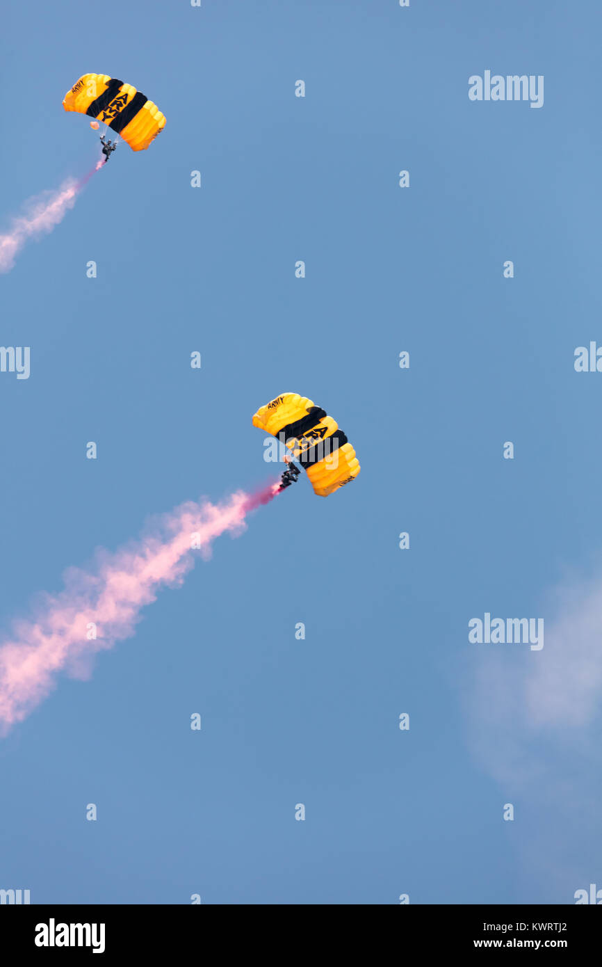 Stati Uniti d'America, Chicago - 19 agosto: Sky dives U.S. Army Parachute Team Golden Cavalieri eseguire presso il Chicago aria e acqua mostra il 19 agosto, 2017 Foto Stock