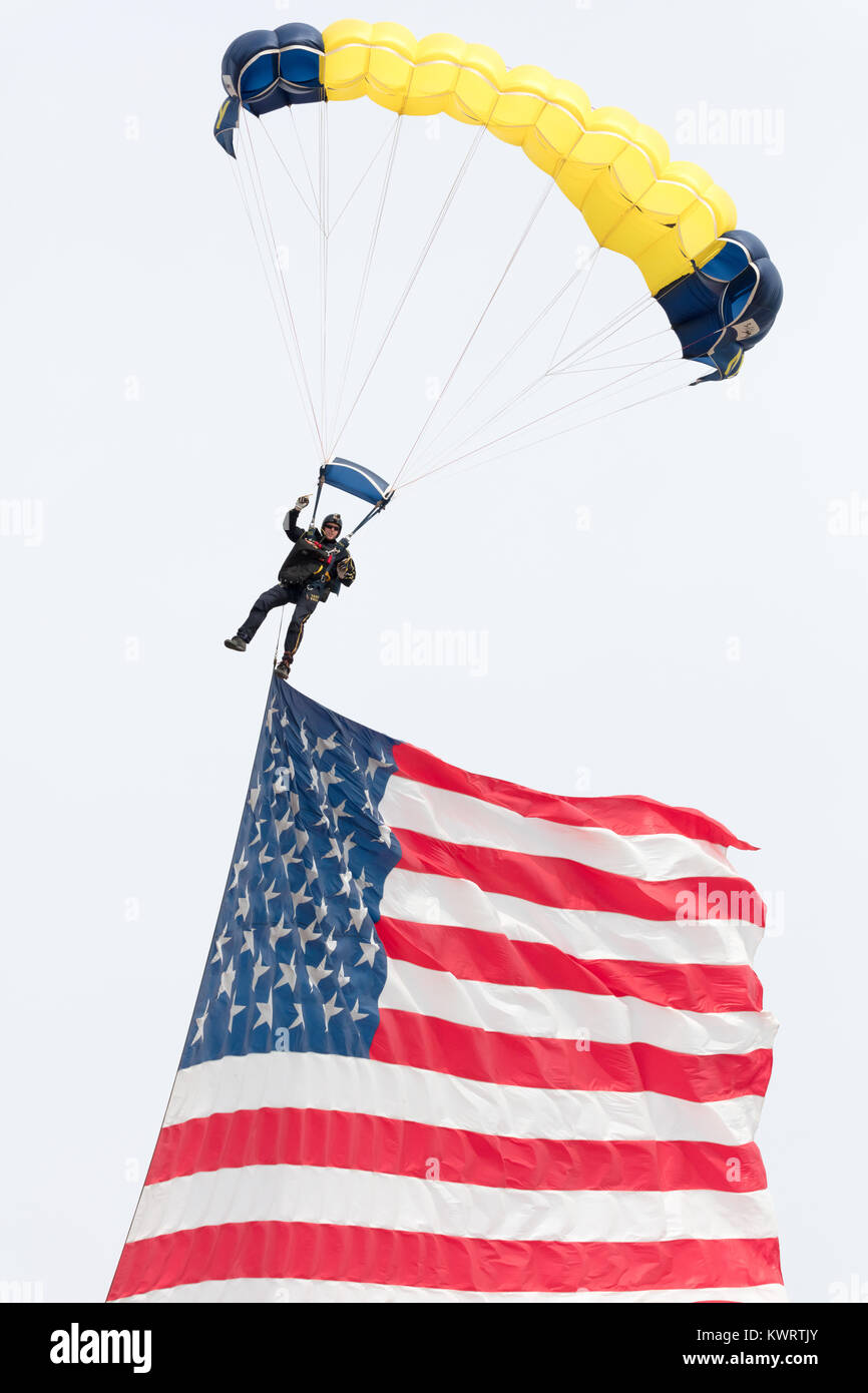 Stati Uniti d'America, Chicago - 19 agosto: Sky Diver eseguire presso il Chicago aria e acqua mostra presentando la bandiera americana su agosto 19, 2017 Foto Stock