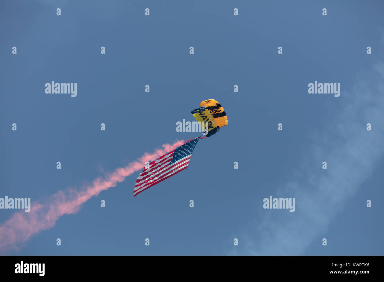 Stati Uniti d'America, Chicago - 19 agosto: Sky Diver eseguire presso il Chicago aria e acqua mostra presentando la bandiera americana su agosto 19, 2017 Foto Stock
