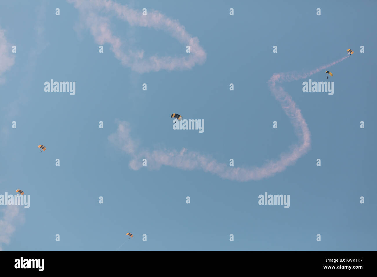 Stati Uniti d'America, Chicago - 19 agosto: Sky dives U.S. Army Parachute Team Golden Cavalieri eseguire presso il Chicago aria e acqua mostra il 19 agosto, 2017 Foto Stock