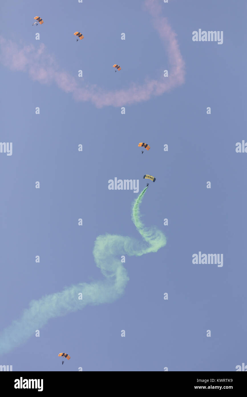 Stati Uniti d'America, Chicago - 19 agosto: Sky dives U.S. Army Parachute Team Golden Cavalieri eseguire presso il Chicago aria e acqua mostra il 19 agosto, 2017 Foto Stock