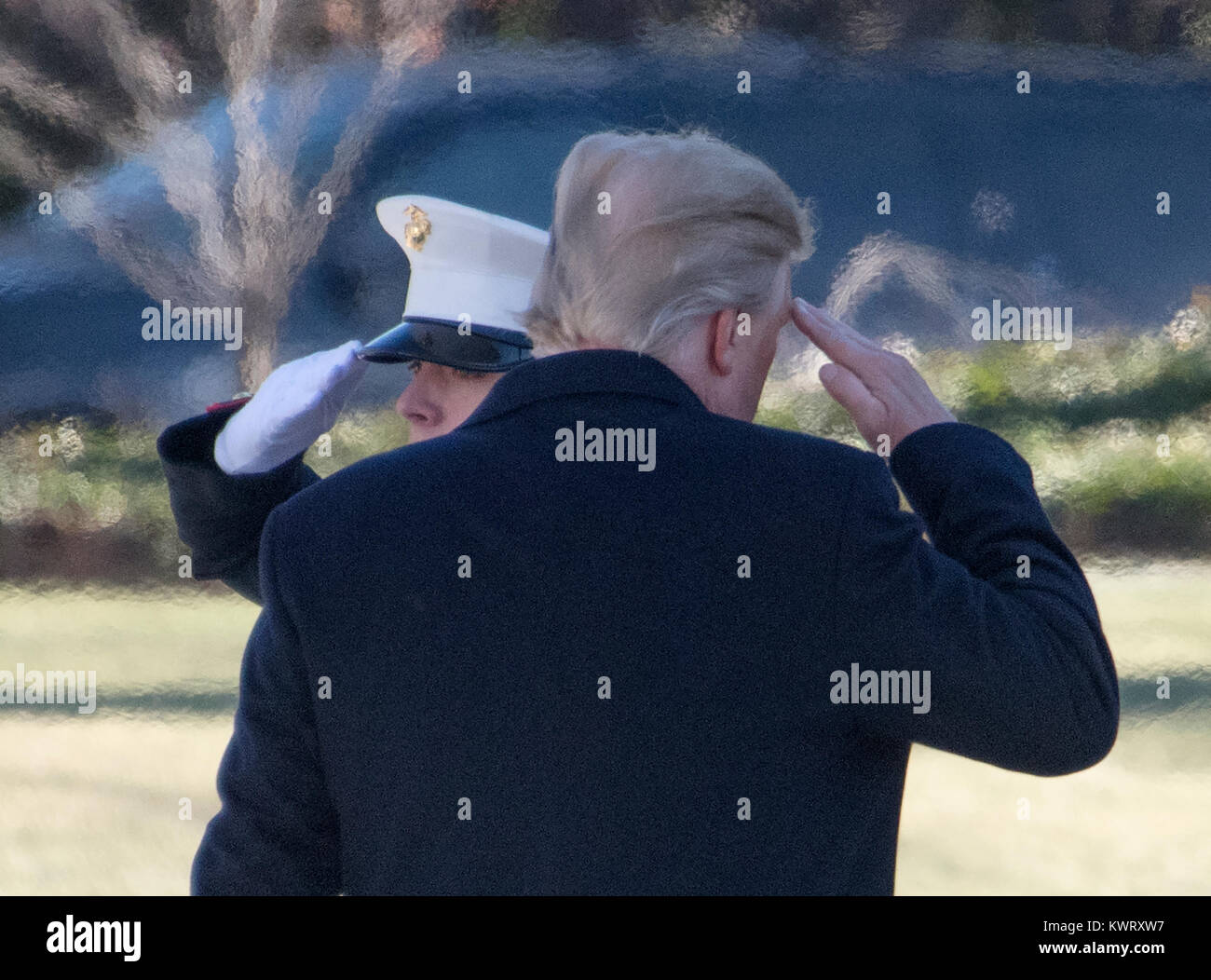 Il Presidente degli Stati Uniti, Trump saluta la Guardia Marina come egli schede 1 Marine di discostarsi dalla Casa Bianca a Washington DC per un fine settimana di incontri a Camp David il Venerdì, 5 gennaio 2018. Credito: Ron Sachs/CNP /MediaPunch Foto Stock