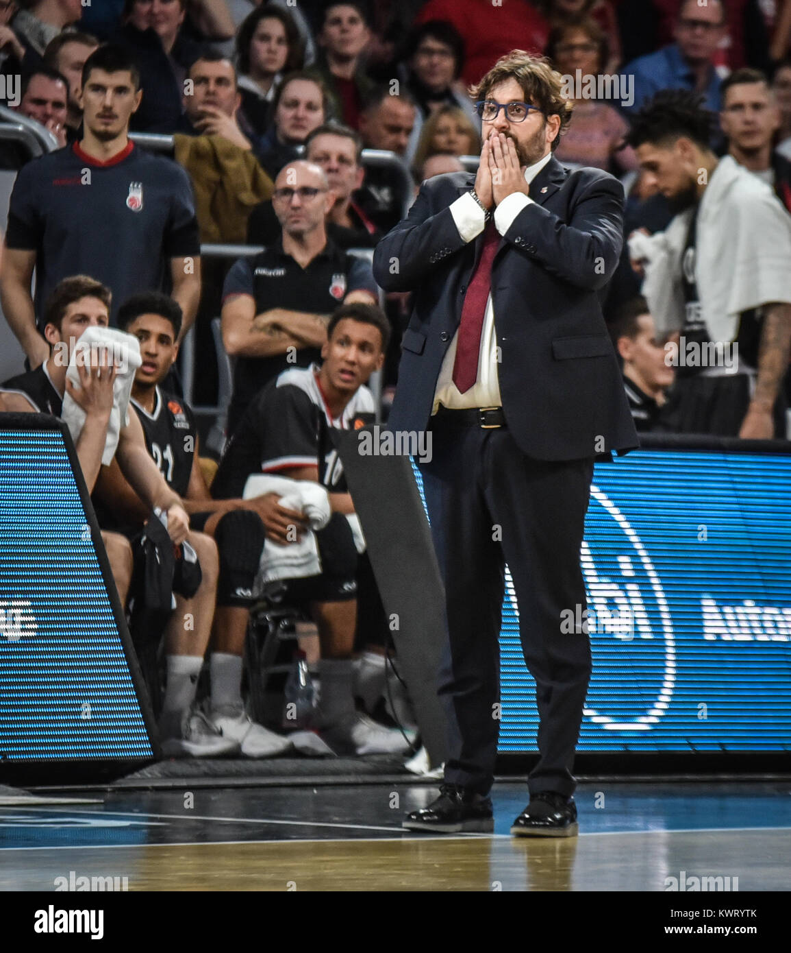 Deutschland, Bamberg, Brose Arena, 05.01.2018, Basket - Eurolega - Brose Bamberg vs. Khimki Moscow Region - Immagine: Andrea Trinchieri (Brose Bamberg, Head Coach) preoccupati circa la probabilità di una rimonta con poco tempo rimasto nel quarto trimestre. Foto: Alamy Live News / Ryan Evans Foto Stock