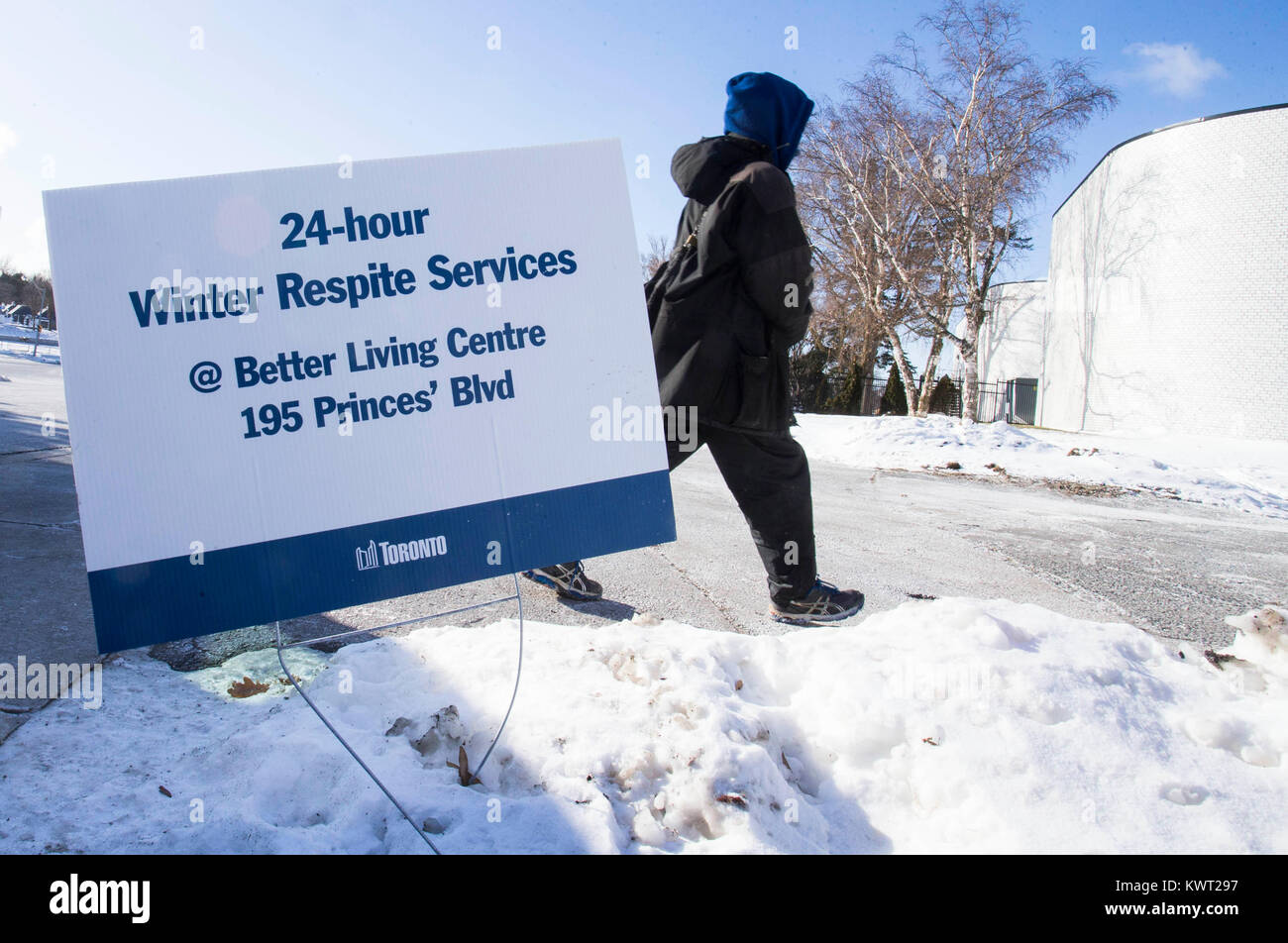 Toronto, gen. 5. 25 Dic, 2017. Un senzatetto uomo cammina per una 24-ora centro di riscaldamento in condizioni di freddo intenso a Toronto in Canada, 5 gennaio 2018. Temperature fredde estreme basse come meno 23 gradi Celsius hanno coperto Toronto per 12 giorni retta dal 25 dicembre 2017. Credito: Zou Zheng/Xinhua/Alamy Live News Foto Stock