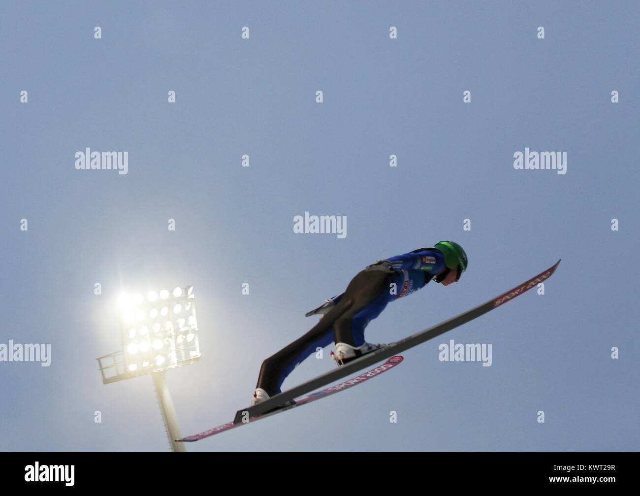 Bischofshofen, Austria. 05th, Jan ​2018. Zajc Timi dalla Slovenia vola attraverso l'aria durante il turno di qualifiche 66quattro colli ski jumping nel torneo di Bischofshofen, Austria, 05 gennaio 2018. (Foto) Alejandro Sala/Alamy Live News Foto Stock