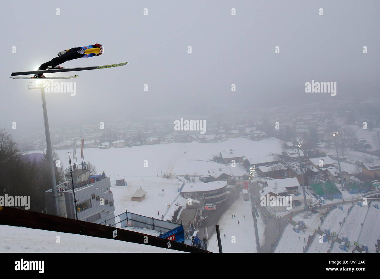 Bischofshofen, Austria. 05th, Jan, 2018. Vassiliv Dimitry dalla Russia compete durante un salto di formazione il giorno 7 del 66 quattro colli ski jumping nel torneo di Bischofshofen, Austria, 05 gennaio 2018. (Foto) Alejandro Sala/Alamy Live News Foto Stock