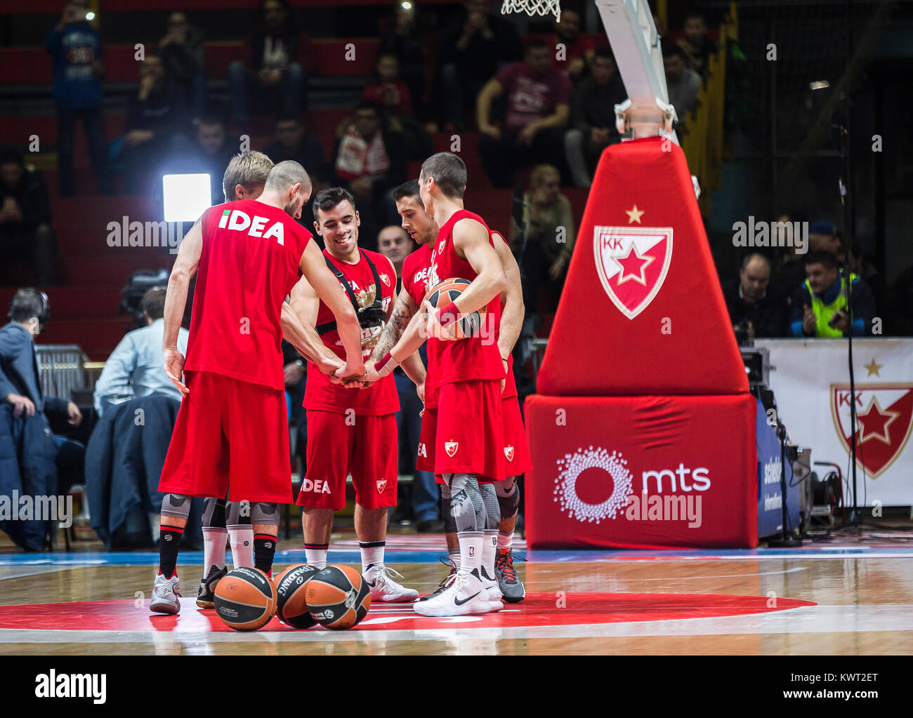 A Belgrado, in Serbia. 05 gen 2018. 5 gennaio 2018, Aleksandar Nikolic Hall, Belgrado, Serbia; Turkish Airlines Eurolega di basket, Crvena Zvezda Belgrado mts versus Zalgiris Kaunas; Exhibitional squadra di basket dall Ungheria mietitrebbia atletici, il teatro e la commedia nel loro stile di gioco prima di iniziare la partita Credito: Nikola Krstic/Alamy Live News Foto Stock