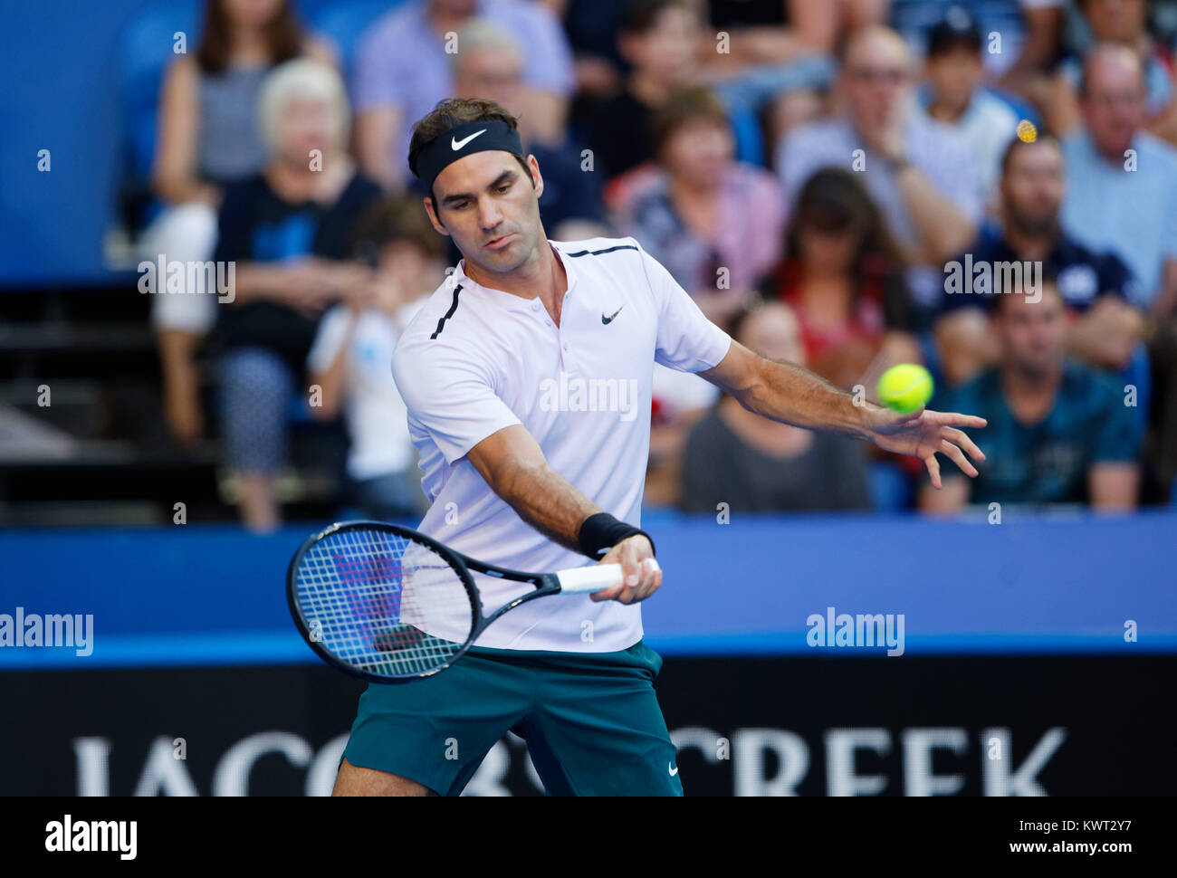 Perth, Australia. 6 gennaio, 2017. Roger Federer restituisce la palla all'avversario Alexander Zverev della Germania nella finale della Hopman Cup a Perth in Australia, Gennaio 6, 2018. Credito: Trevor Collens/Alamy Live News Foto Stock