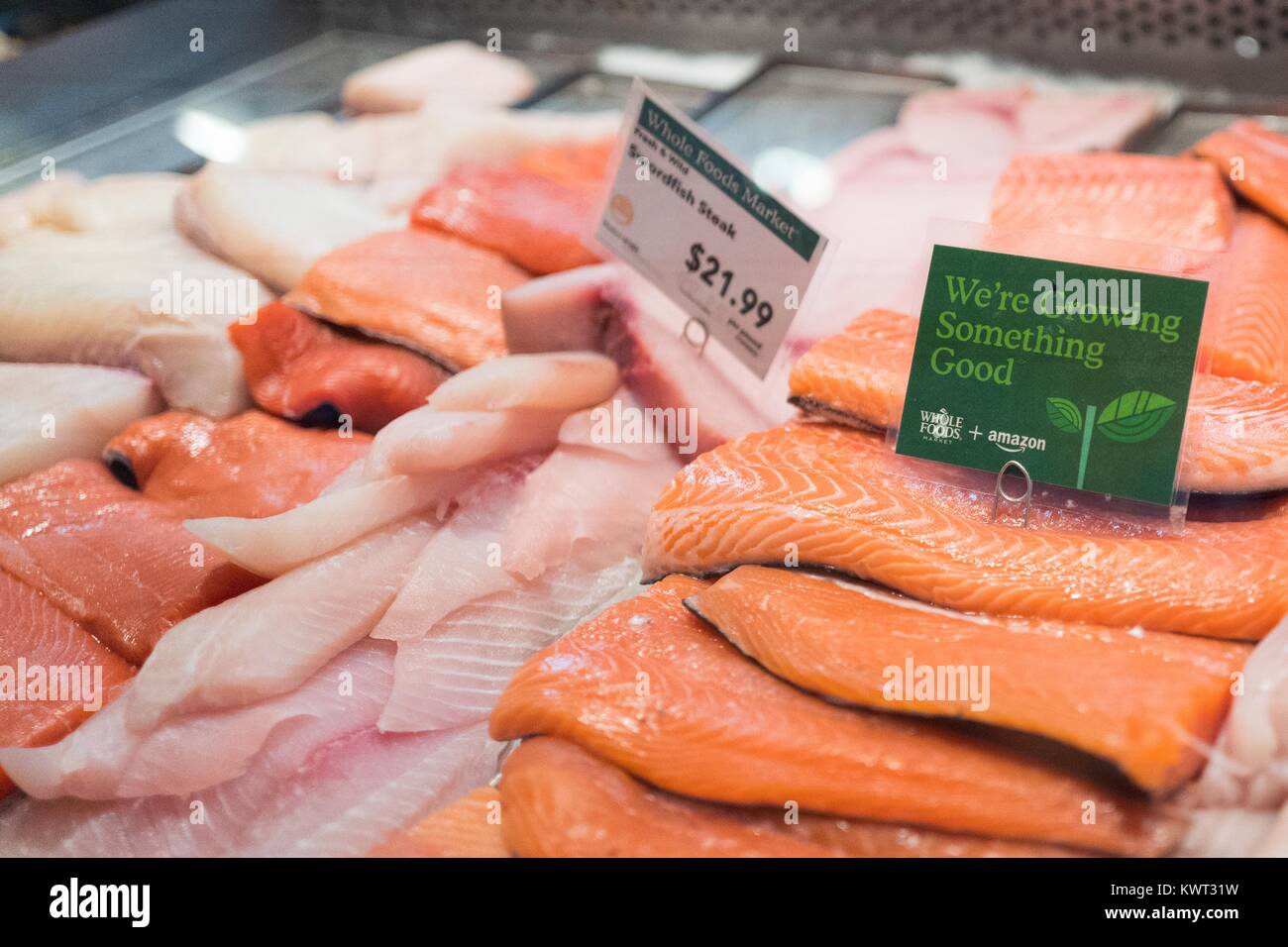 Insegne su un display di salmone fresco al Whole Foods Market store a  Lafayette, California la lettura "Whole Foods Market e Amazon, nuovo prezzo  più basso, più a venire", annunciando Whole Foods