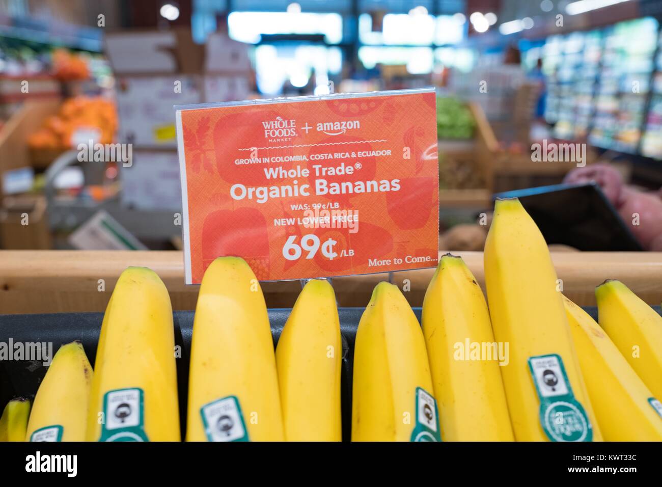 Insegne su un display di banane a Whole Foods Market Store di San Ramon,  California la lettura "Whole Foods Market e Amazon, nuovo prezzo più basso,  più a venire", annunciando Whole Foods