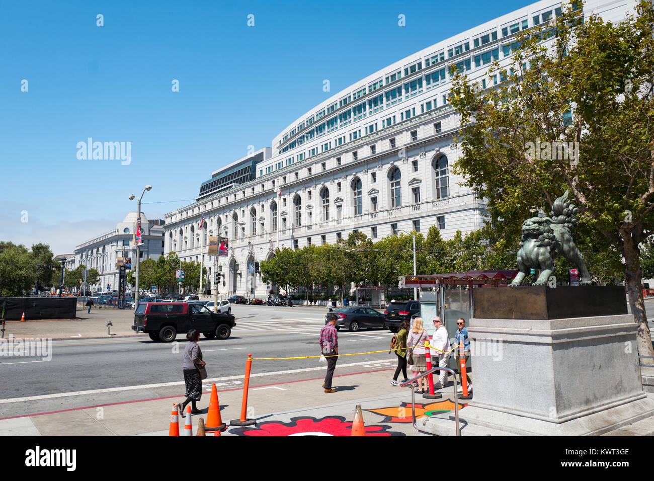 La Corte Suprema della California nel Centro Civico quartiere di San Francisco, California, con gente camminare passato e Flower Power progetta dipinta su un marciapiede nelle vicinanze, Agosto 22, 2017. Foto Stock