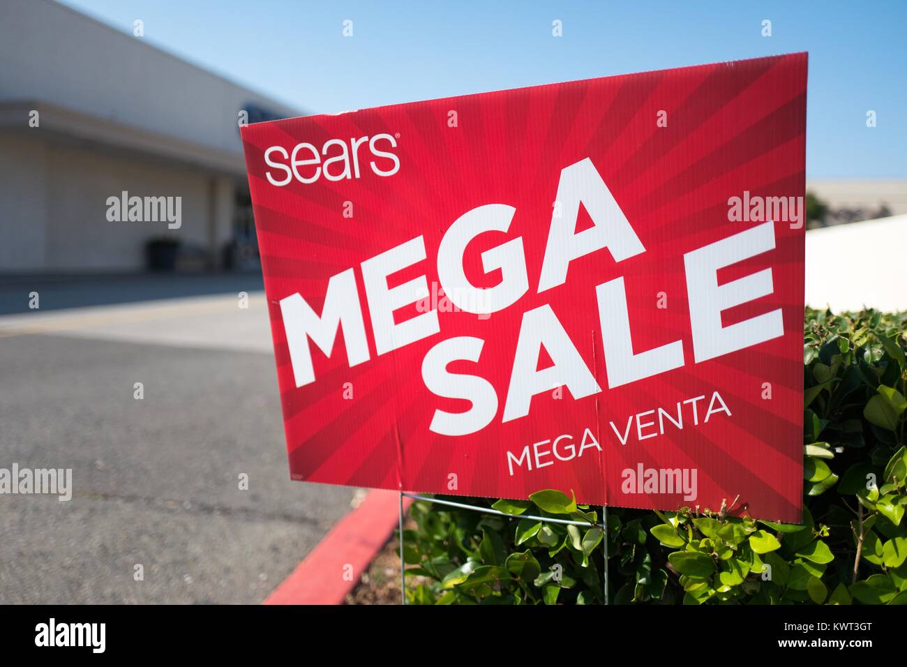 Rosso brillante signage annunciando un 'Mega vendita " sia in inglese sia in facciata Spagnola presso la Sears department store in Sunvalley Mall, un centro commerciale per lo shopping a Concord, California, 8 settembre 2017. Foto Stock