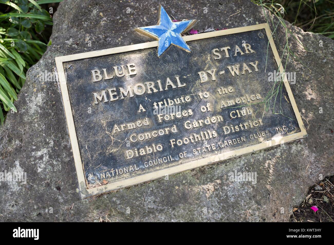 Una lapide commemorativa per il Blue Star Memorial dal modo, dedicata ai membri degli Stati Uniti le Forze Armate, nel centro civico quartiere di Concord, California, 8 settembre 2017. Foto Stock