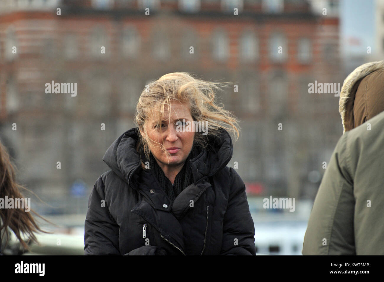 Londra, Regno Unito. 04 gen 2018. Gusty condizioni sulla riva sud del Tamigi a seguito tempesta Eleonora. Credito: JOHNNY ARMSTEAD/Alamy Live News Foto Stock