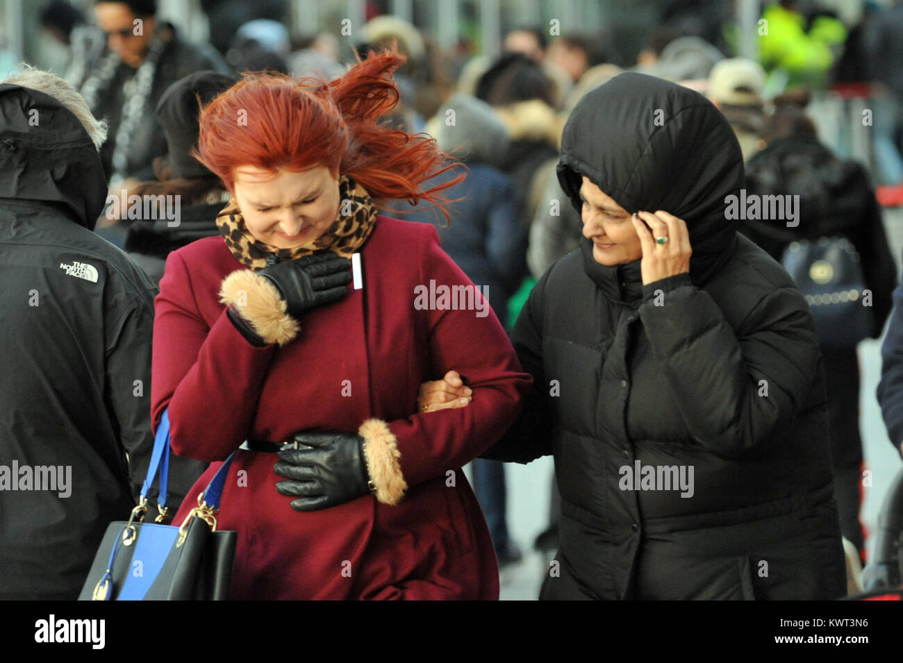 Londra, Regno Unito. 04 gen 2018. Gusty condizioni sulla riva sud del Tamigi a seguito tempesta Eleonora. Credito: JOHNNY ARMSTEAD/Alamy Live News Foto Stock