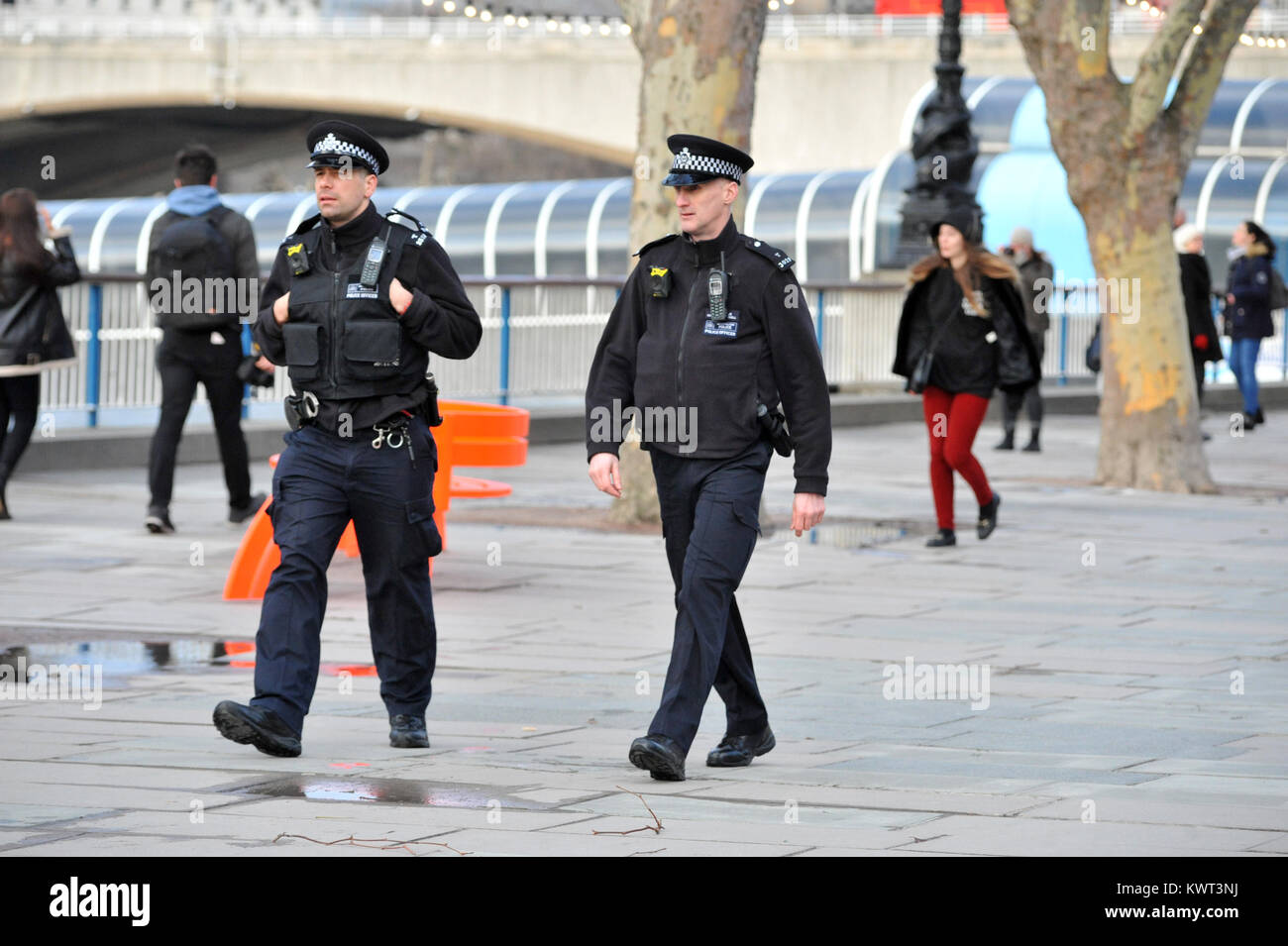 Londra, Regno Unito. 04 gen 2018. Gusty condizioni sulla riva sud del Tamigi a seguito tempesta Eleonora. Credito: JOHNNY ARMSTEAD/Alamy Live News Foto Stock