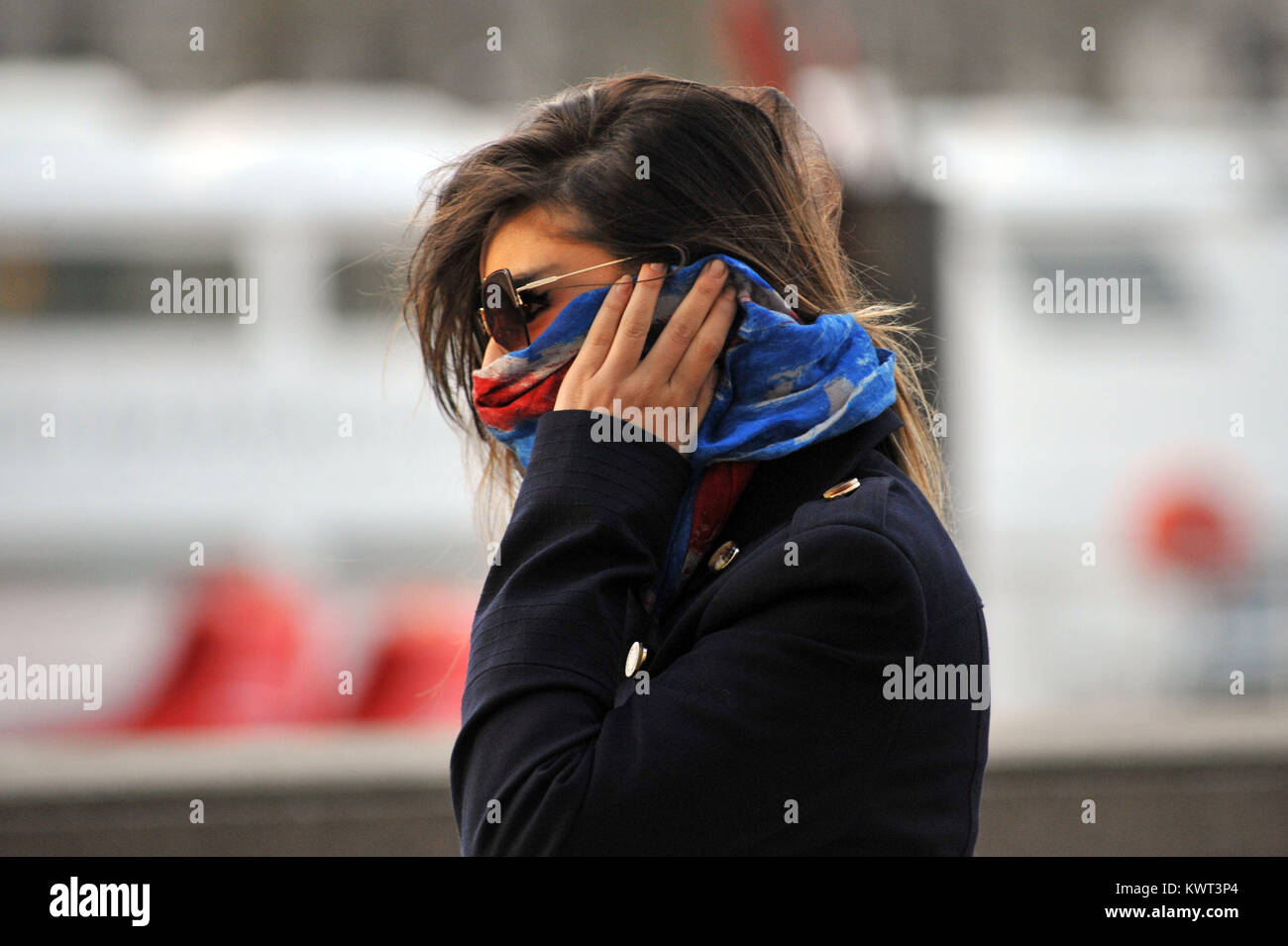 Londra, Regno Unito. 04 gen 2018. Gusty condizioni sulla riva sud del Tamigi a seguito tempesta Eleonora. Credito: JOHNNY ARMSTEAD/Alamy Live News Foto Stock