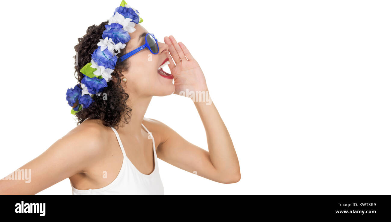 Profilo di una donna nera chiamando qualcuno. Indossa una blu e bianco corona. Occhiali da sole blu. Gridando. Spazio per la pubblicità o il contenuto del testo in l Foto Stock