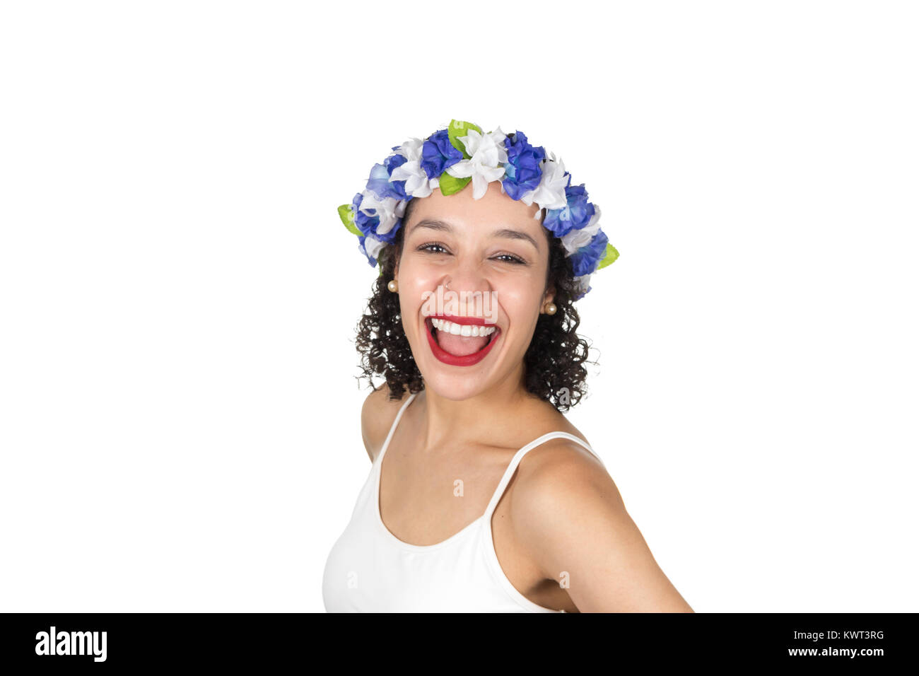 Ragazza brasiliana è ridere e felice. Nero donna indossa una corona di fiori nei capelli. Ella è vestito per la festa di Carnevale in Brasile. Concetto di lightne Foto Stock