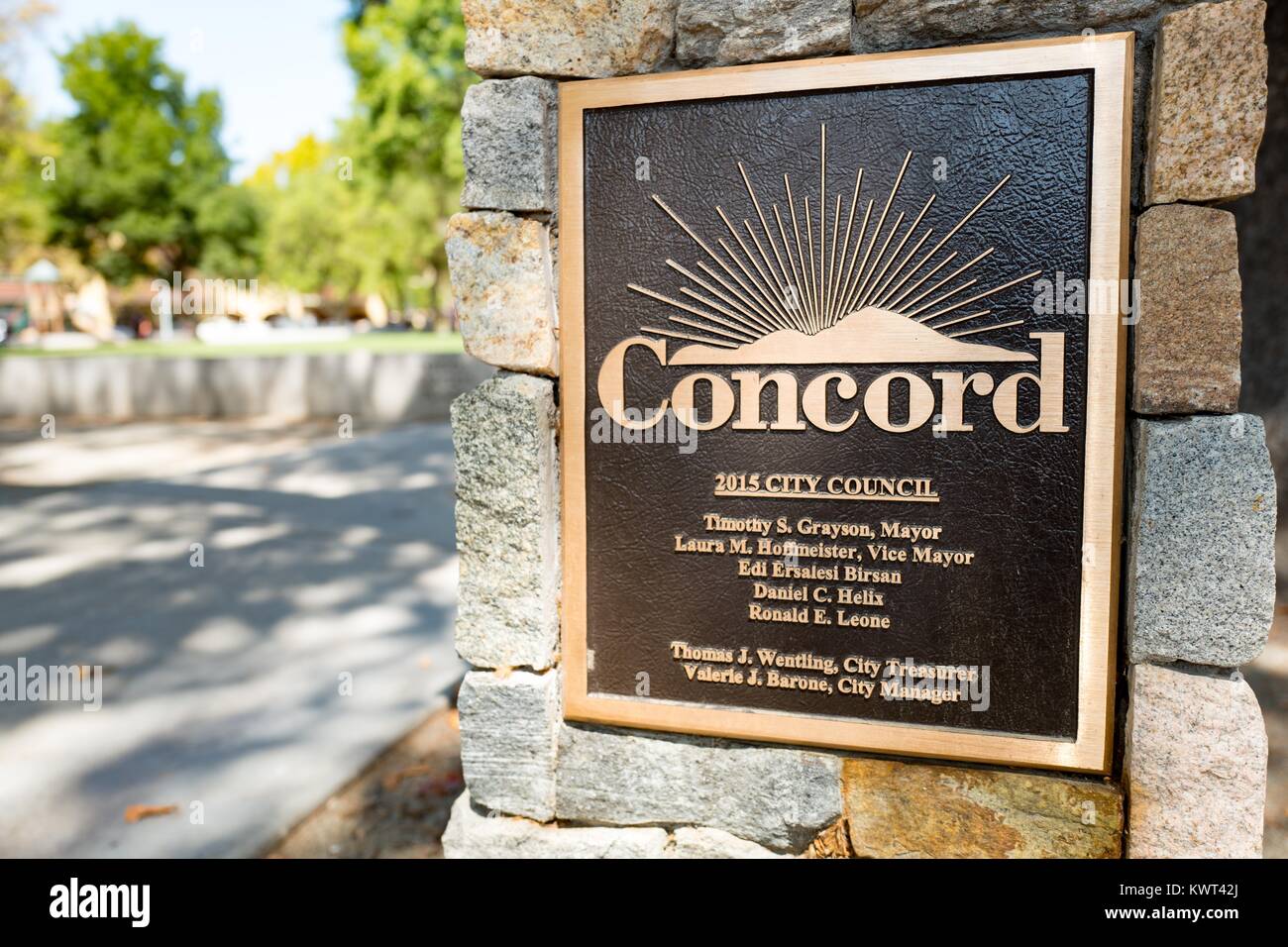 Targa di bronzo con logo per la città di Concordia, California, elencando i membri del 2015 consiglio comunale, a Todos Santos Plaza, Concord, California, 8 settembre 2017. Foto Stock