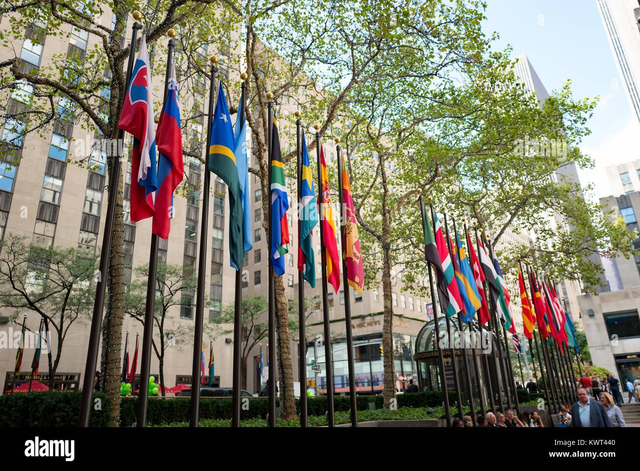 Le bandiere di molti paesi in una linea di Rockefeller Center di Manhattan, New York, New York, 15 settembre 2017. () Foto Stock