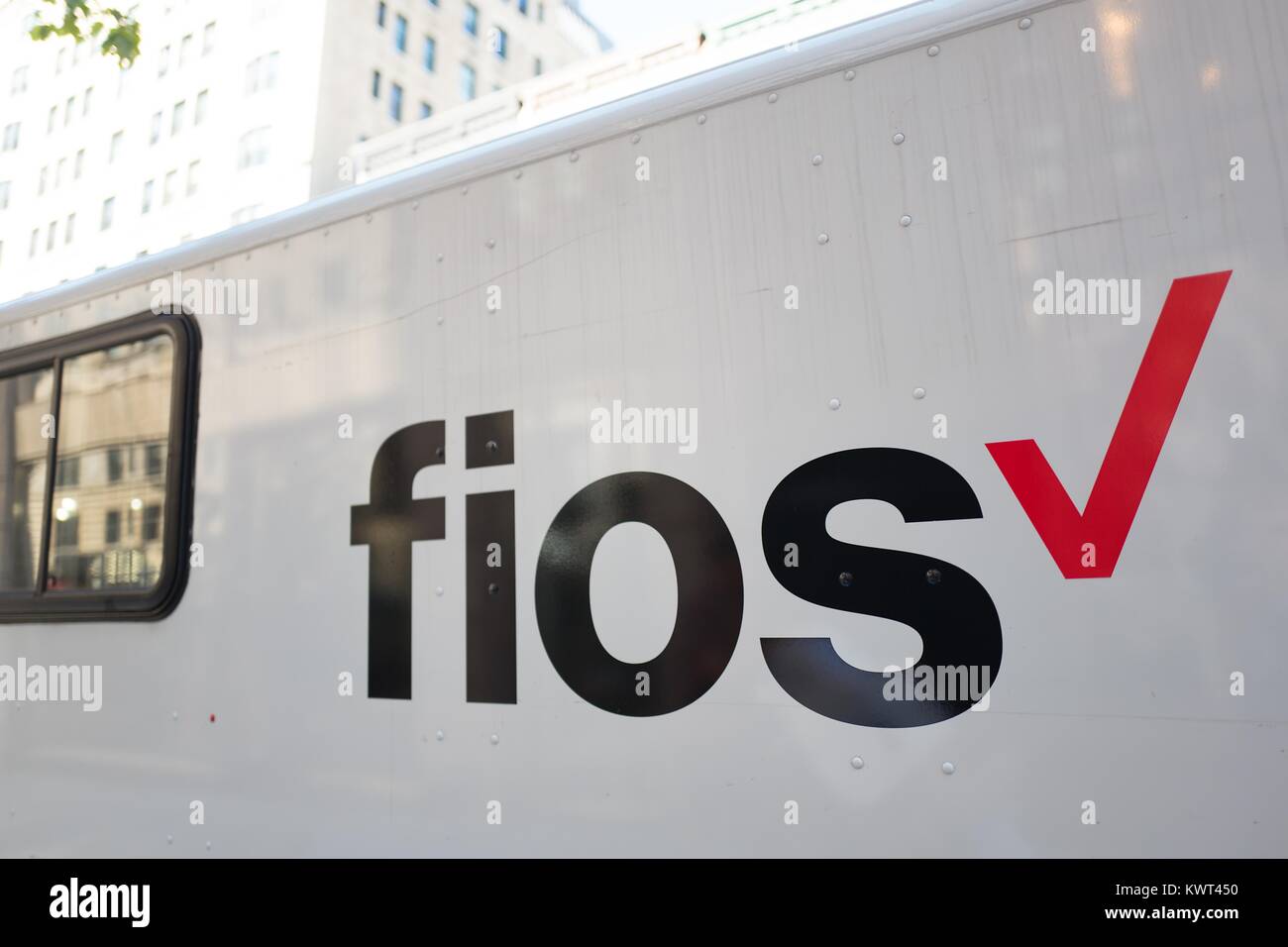 Logo per il Verizon Fios in fibra ottica servizio internet su di un lato del carrello su Madison Avenue sulla Upper East Side di Manhattan, New York New York, 15 settembre 2017. () Foto Stock