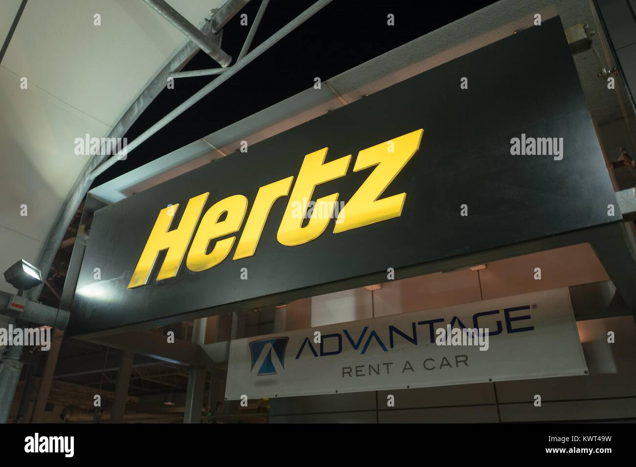 Segno per le agenzie di noleggio auto Hertz e il vantaggio di John F Kennedy International Airport (JFK), Queens, a New York, 13 settembre 2017. Foto Stock