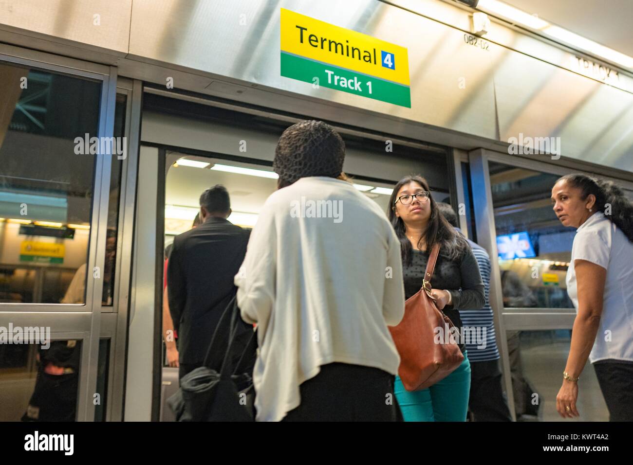 I passeggeri a bordo del Airtrain tra i terminali a tarda notte a John F Kennedy International Airport (JFK), Queens, a New York, 13 settembre 2017. Foto Stock