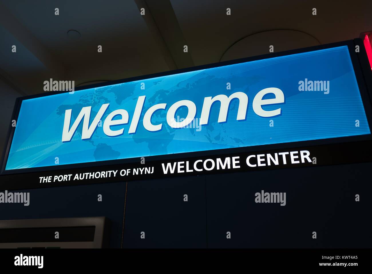 Digital Signage per la Port Authority di New York e New Jersey, centro di accoglienza presso la John F Kennedy International Airport (JFK) nel Queens, a New York, 13 settembre 2017. Foto Stock