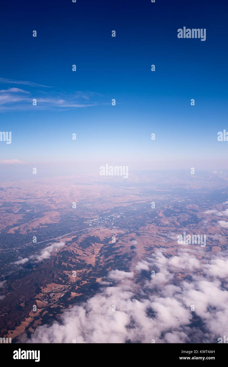 Vista aerea della East Bay parte del San Francisco Bay Area compresa fra le montagne e l'autostrada 680, sotto una leggera copertura nuvolosa di Oakland, California, 13 settembre 2017. Foto Stock