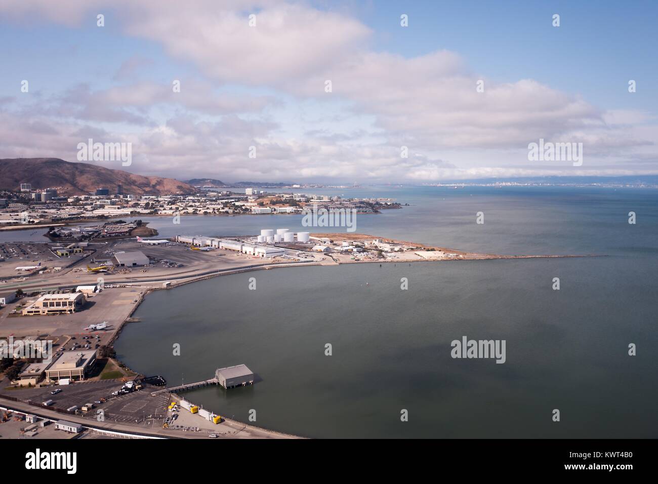 La baia di San Francisco, l'idrovolante Harbour City College di San Francisco, e porzioni dell'Aeroporto Internazionale di San Francisco sono visibili in questa vista aerea di South San Francisco, California, 13 settembre 2017. Foto Stock