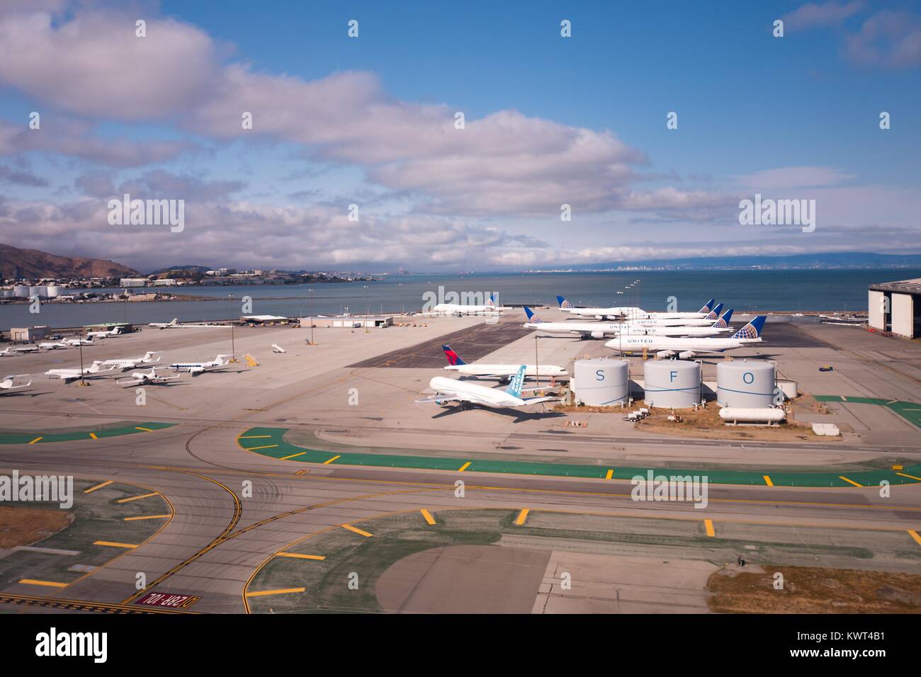 Vista aerea dell'Aeroporto Internazionale di San Francisco (SFO), San Francisco, California, con United Airlines getti, serbatoi contrassegnati con le lettere di chiamata "FO", e la baia di San Francisco visibile, Settembre 13, 2017. Foto Stock