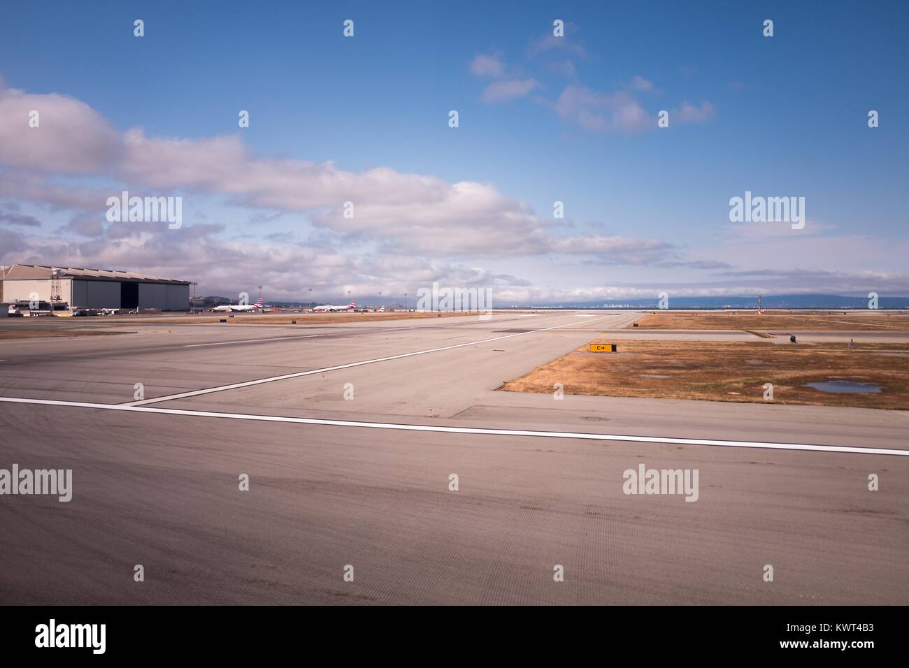 Asfalto e pista di rullaggio all'Aeroporto Internazionale di San Francisco (SFO), San Francisco, California, 13 settembre 2017. Foto Stock