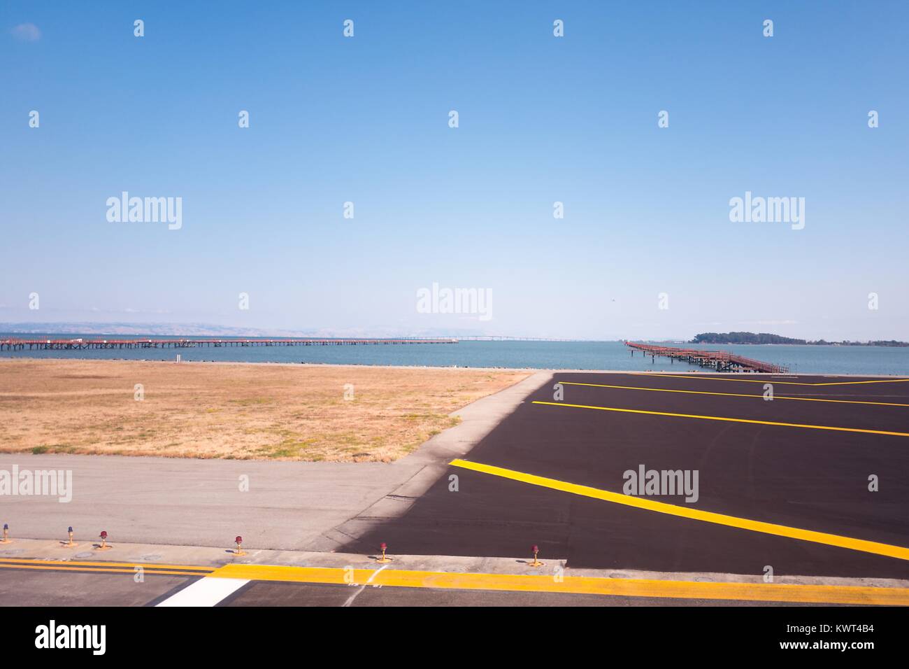 Base della pista, con la Baia di San Francisco visibile, all'Aeroporto Internazionale di San Francisco (SFO), San Francisco, California, 13 settembre 2017. Foto Stock