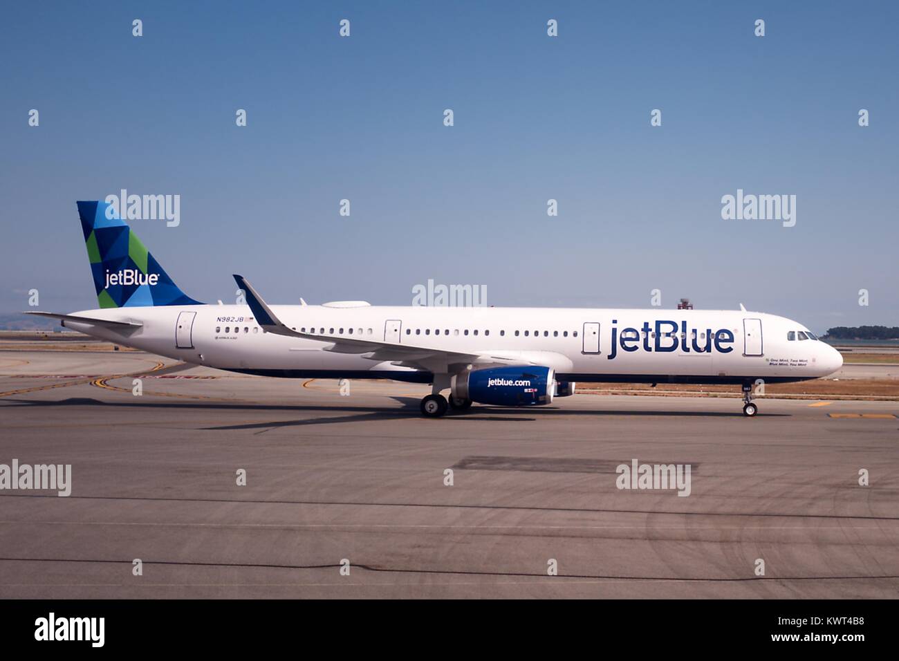 JetBlue aerei per il trasporto di passeggeri su asfalto all'Aeroporto Internazionale di San Francisco (SFO), San Francisco, California, 13 settembre 2017. Foto Stock
