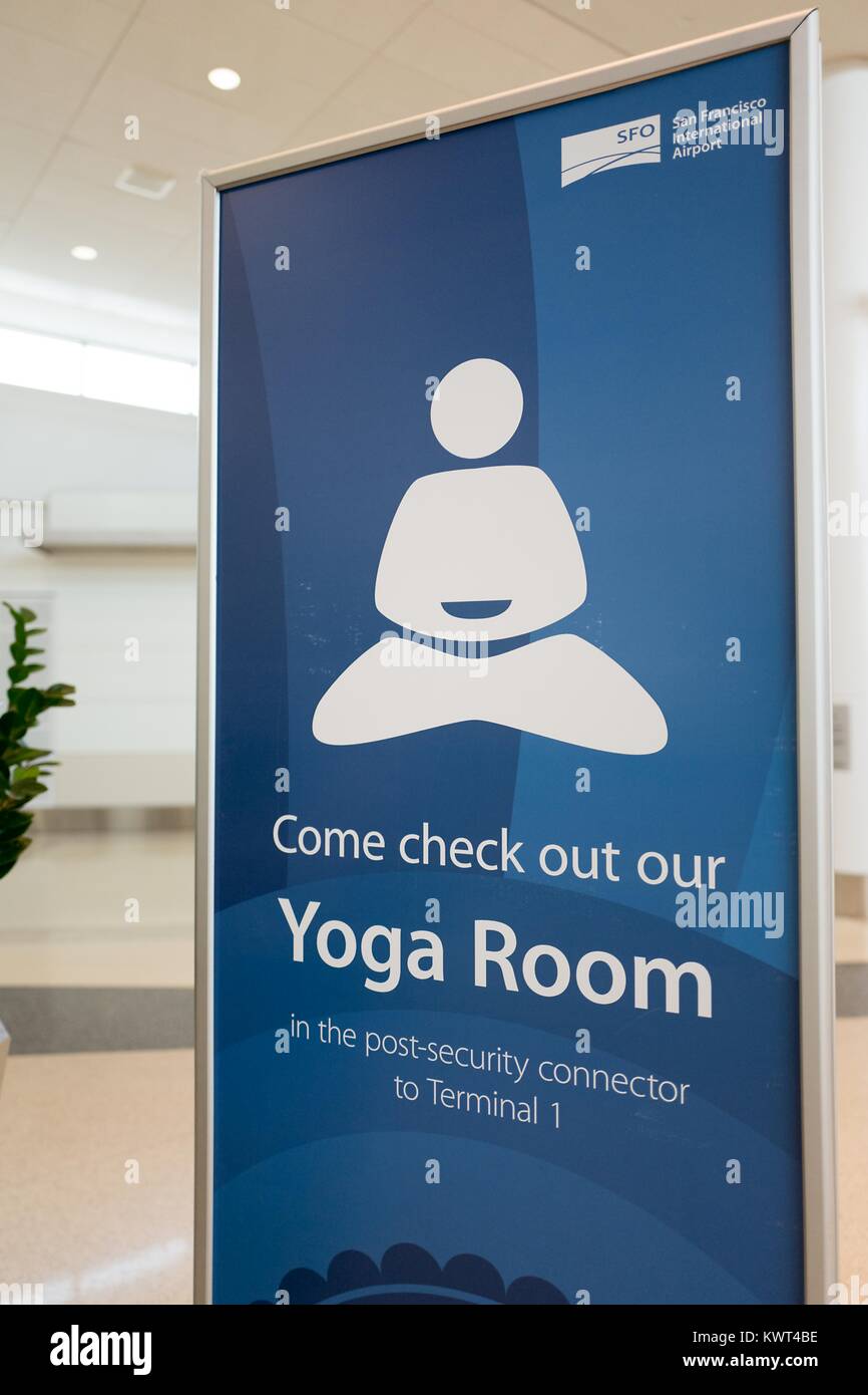 Segnaletica per una sala yoga e un unico aeroporto amenità all'Aeroporto Internazionale di San Francisco (SFO), San Francisco, California, 13 settembre 2017. Foto Stock