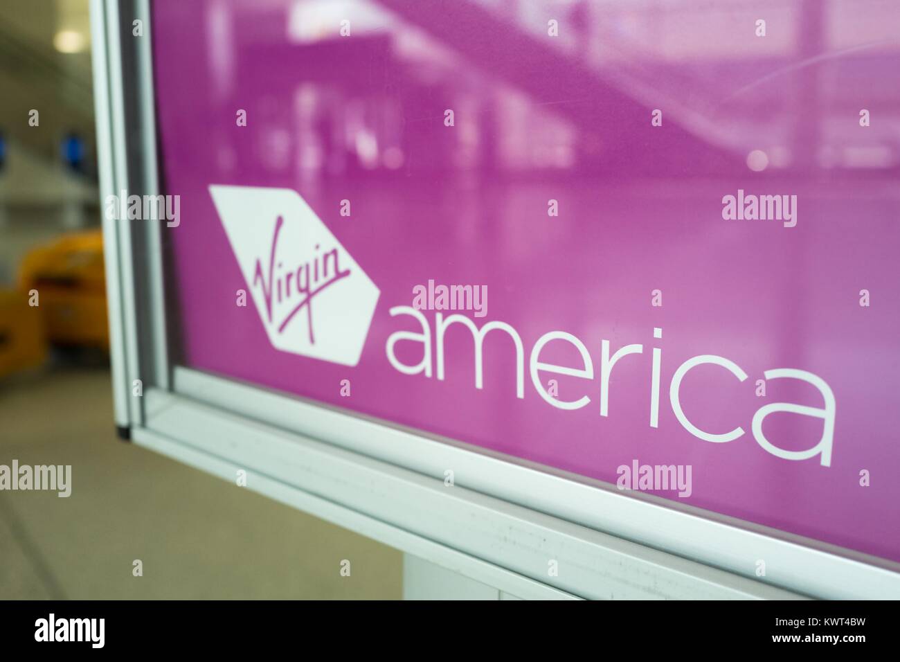 Close-up del logo di Virgin America su un segno all'Aeroporto Internazionale di San Francisco (SFO), San Francisco, California, 13 settembre 2017. Foto Stock