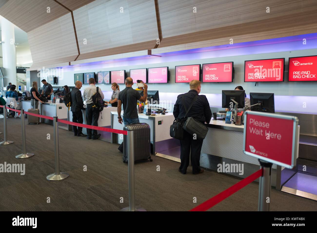 I viaggiatori il check in e per consegnare il bagaglio registrato al Virgin America biglietteria all'Aeroporto Internazionale di San Francisco (SFO), San Francisco, California, 13 settembre 2017. Foto Stock
