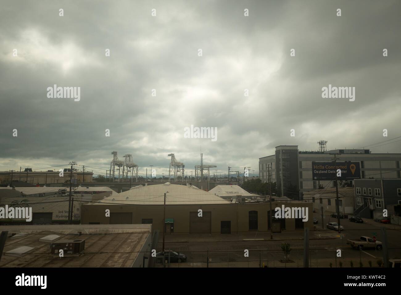 Gantry cranes e gli edifici sono visibili sotto un nuvoloso, cielo minaccioso al Porto di Oakland a Oakland, in California, 13 settembre 2017. Foto Stock
