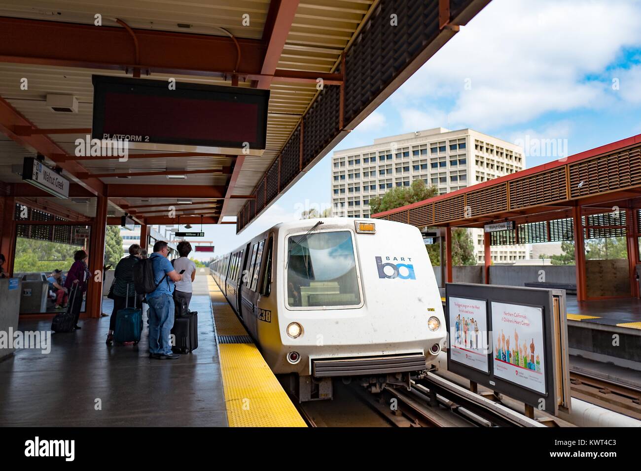 Un treno arriva e preparare i passeggeri a bordo a Walnut Creek, California stazione della Bay Area Rapid Transit (BART) Sistema ferroviario leggero, 13 settembre 2017. Foto Stock