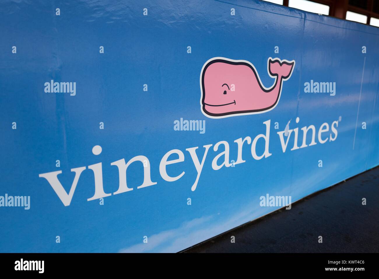 Segno per il raffinato negozio di abbigliamento Vigna Vigneto, dotato di un logo di balena, in Walnut Creek, California, 13 settembre 2017. Foto Stock