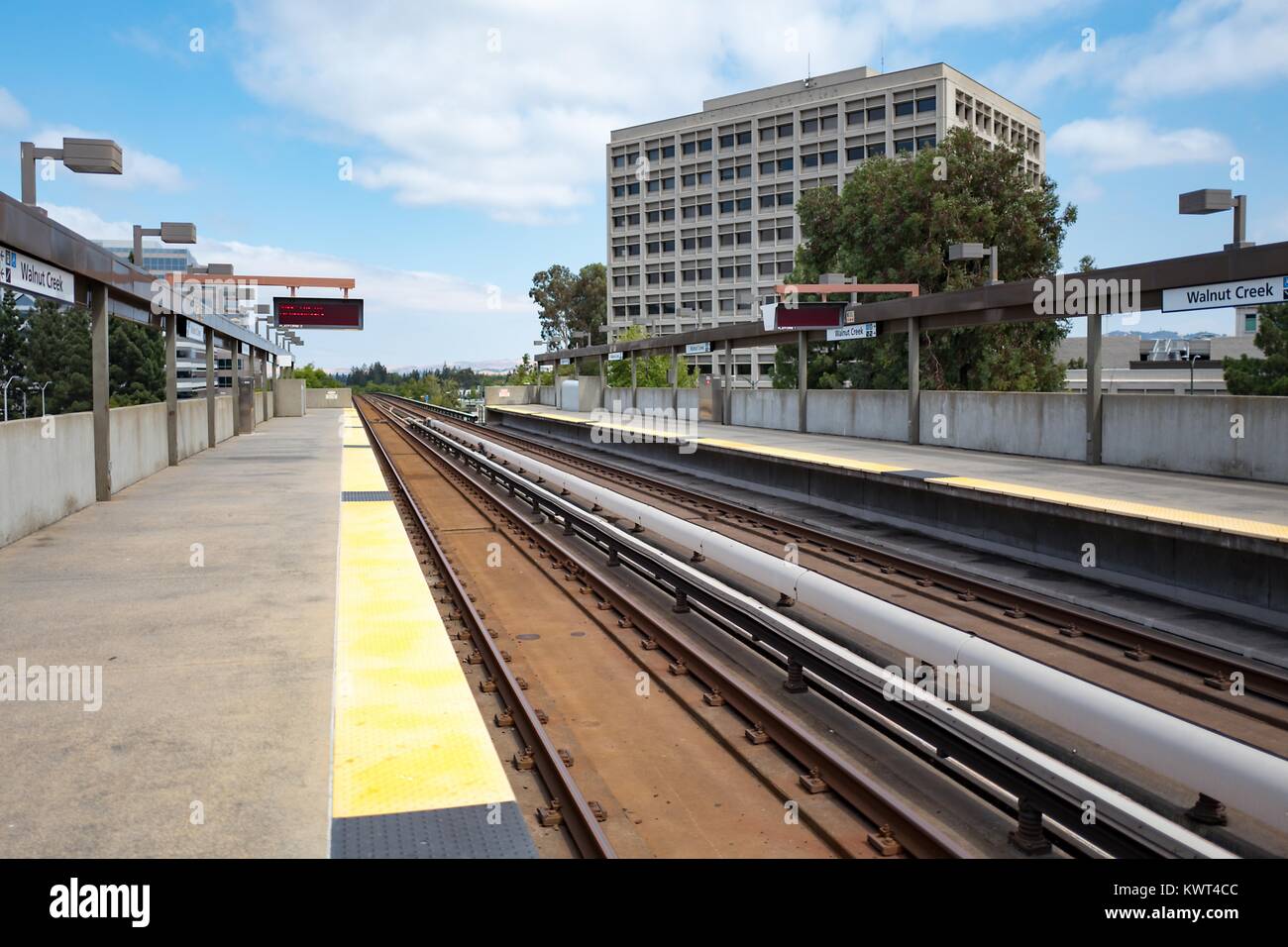 Visualizza in basso la piattaforma e le vie, con elettrificata di terza rotaia visibile, con nessuna delle persone presenti al Walnut Creek, California stazione della Bay Area Rapid Transit (BART) Sistema ferroviario leggero, 13 settembre 2017. Foto Stock