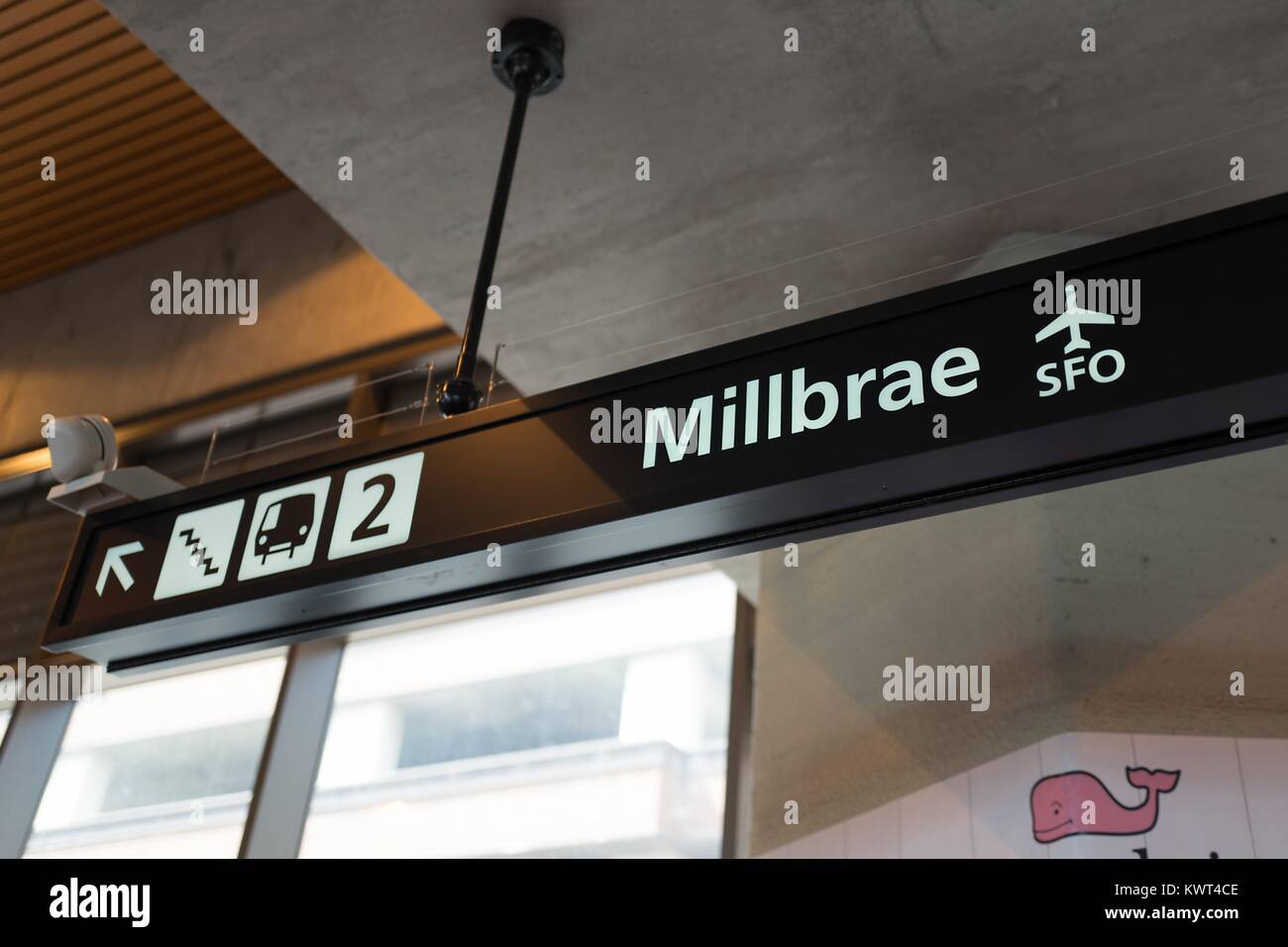 Segnaletica per la linea di Millbrae della Bay Area Rapid Transit (BART), sistema che serve l'Aeroporto Internazionale di San Francisco (SFO), al Walnut Creek, California stazione BART, 13 settembre 2017. Foto Stock