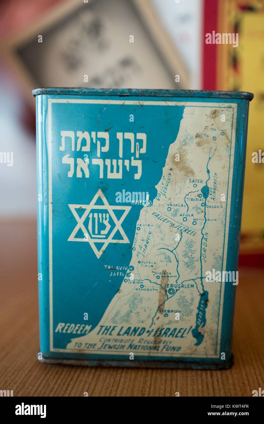 Stagno con una mappa del paese di Israele, con lettura di testo 'Riscatta la terra di Israele, contribuire al Jewish National Fund', parte del popolo ebraico movimento Sionista, con una stella di Davide inscritto con Sion, 20 settembre 2017. () Foto Stock