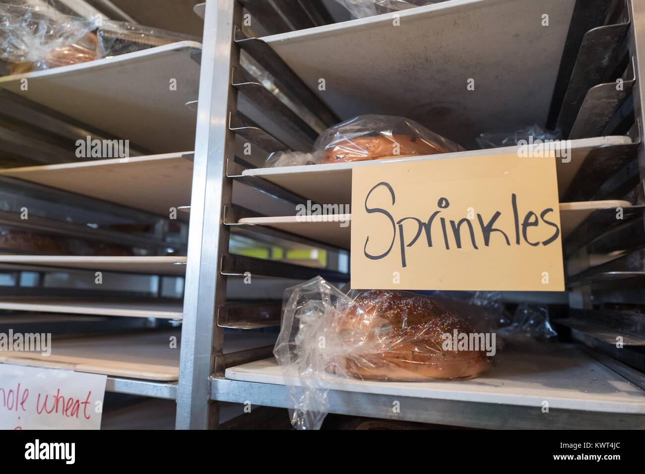 Challah pane per l'Ebreo vacanza alta di Rosh Hashanah (Nuovo anno), con un segno che identifica il pane per essere decorata con un pizzico, Izzy a Brooklyn bagel, un ebreo Cascer deli e panificio della Silicon Valley Town di Palo Alto, California, 20 settembre 2017. Nella religione ebraica il round challah rappresenta il ciclo dell'anno. Foto Stock