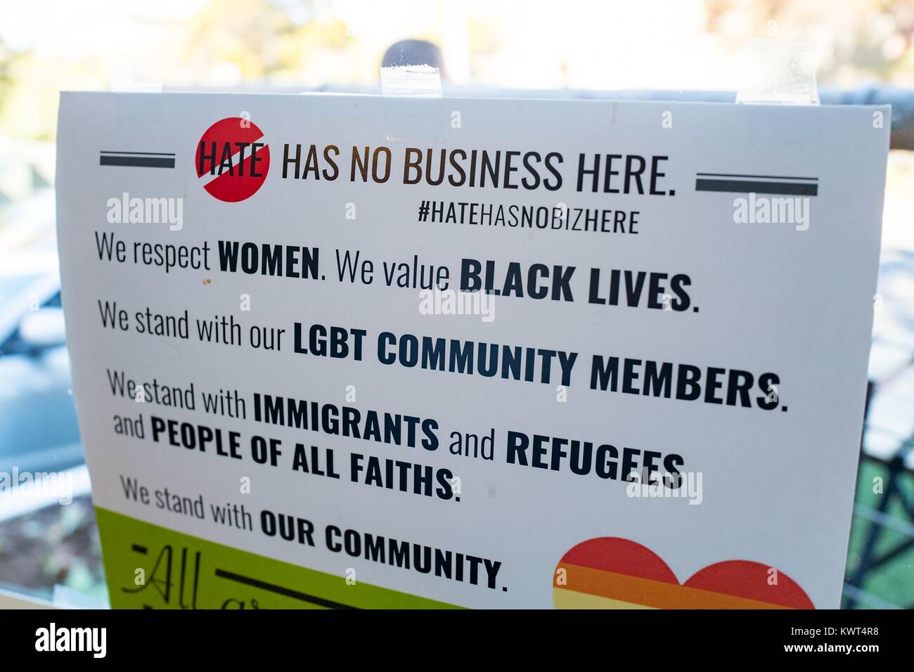 Poster in una vetrina di Berkeley, in California, la lettura "l odio non ha alcuna attività qui', e quotazione diverse cause, tra cui nero vive la materia e uguaglianza LGBT, parte di una città-led risposta a 'alt destro' organizzazioni" "anti" marxista proteste in città, 27 settembre 2017. () Foto Stock