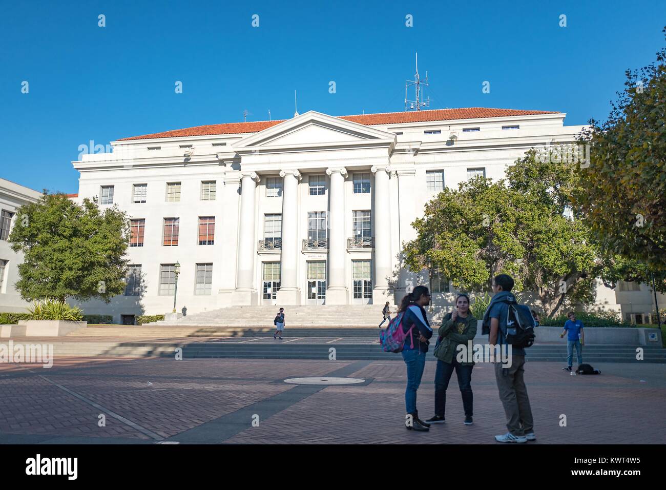Gli studenti si riuniscono in un gruppo al di fuori Sproul Hall, l'edificio amministrativo a UC Berkeley di Berkeley, in California, che è noto per essere l'epicentro di una varietà di protesta politica movimenti, tra cui la Free Speech Movement, occupano Berkeley, e sessanta proteste contro la guerra del Vietnam, Ottobre 6, 2017. () Foto Stock
