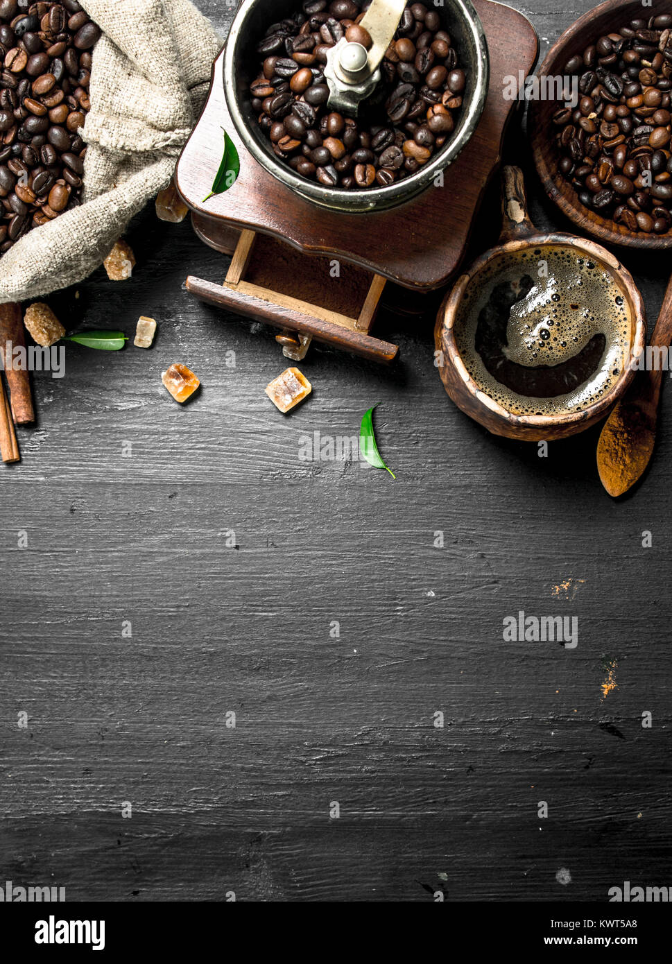 Sfondo di caffè. Il caffè fresco con cristalli di zucchero e i chicchi di caffè. Sulla lavagna. Foto Stock